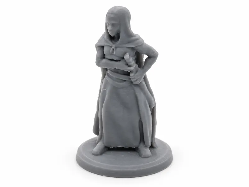 Miniatura di donna con mantello su base da 32 mm