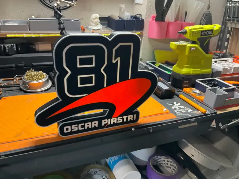 Oscar Piastri 81 lightbox – luce per tana degli uomini / bar