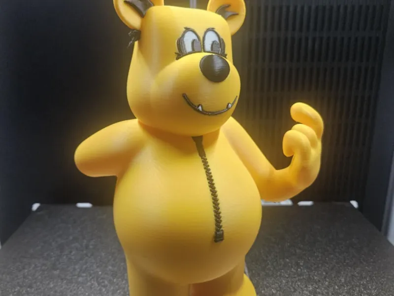 Scultura dell'orso Happy Hardcore di Paul Elstak