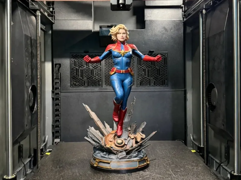 Statuetta Diorama di Captain Marvel in Posa Dinamica
