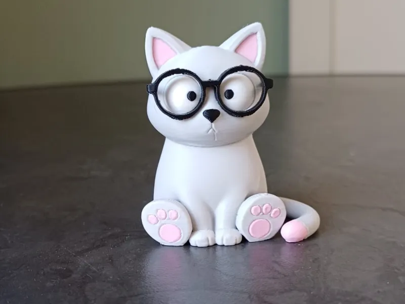 Adorable gato nerd – Gatita sentada con gafas