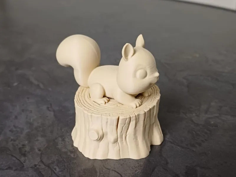 Niedliches Eichhörnchen auf Baumstumpf