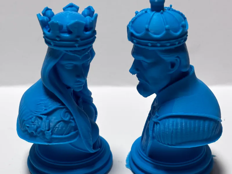 Escultura temática de xadrez com rei e rainha