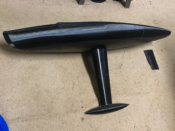 Yacht a vela radiocomandato da 1m, giunzioni a sovrapposizione e singolo portello