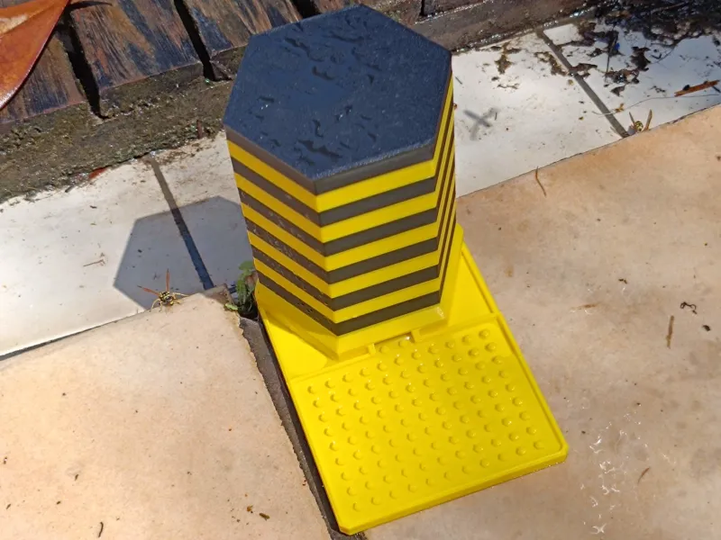 HydroHive Bee Feeder
