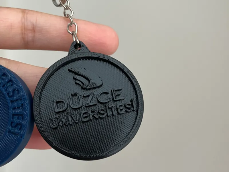 Schlüsselanhänger mit Logo der Universität Düzce