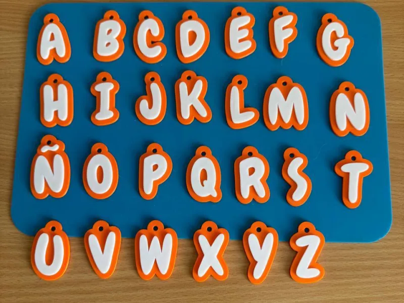 27 BRELOCURI CU LITERE — A-Z + Ñ