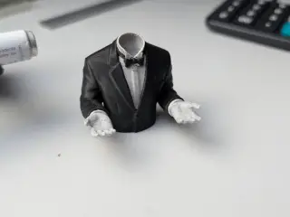 An elegant "PEN BUTTLER" that keeps your favorite pen safe