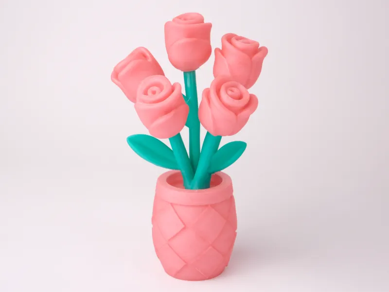 Süße Rosenknospen-Skulptur – Verspielte Blumenkunst
