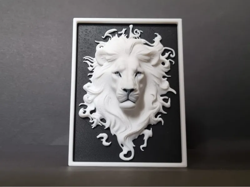 Flachrelief-Skulptur eines Löwenkopfes