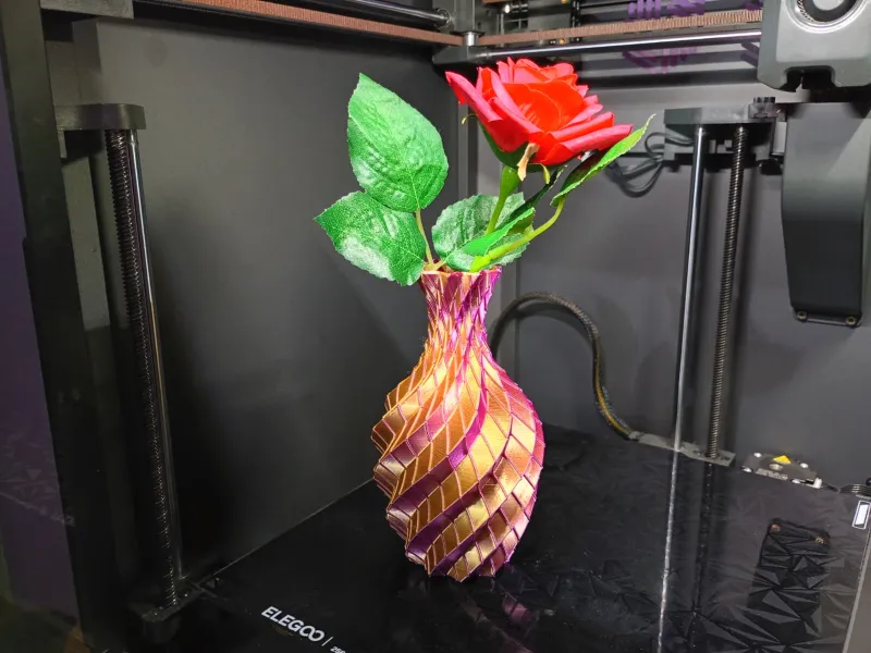 Elena – Vase imprimé en 3D à feuilles en spirale