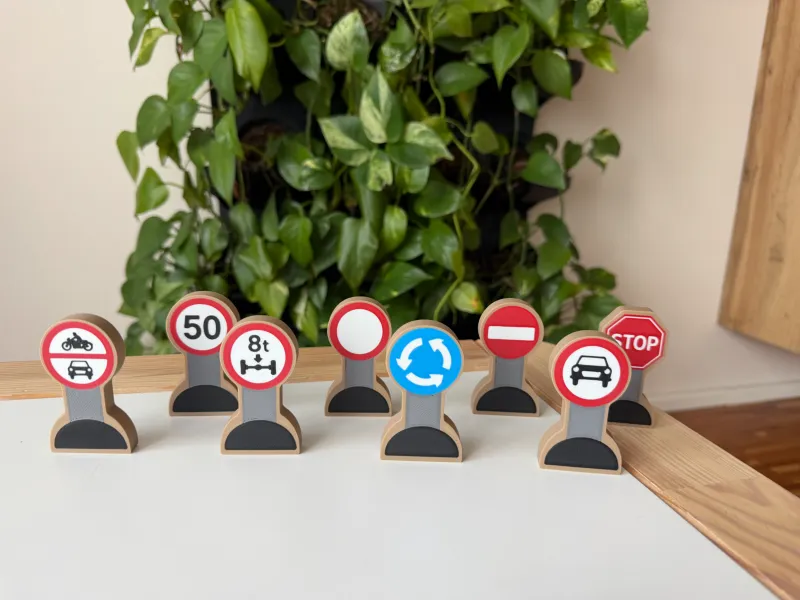 Freestanding round traffic signs