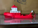 Adorable remolcador que flota en el agua-0