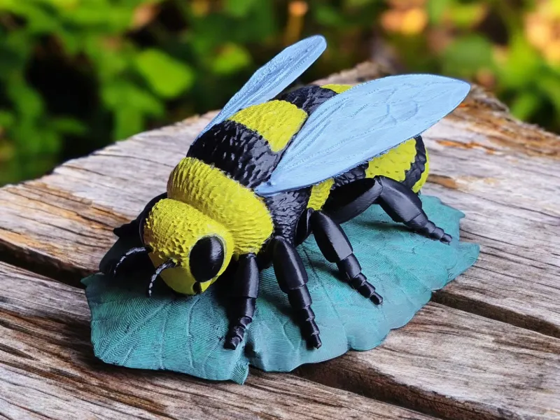 Large Bee on Leaf – High‑Detail 3D Model