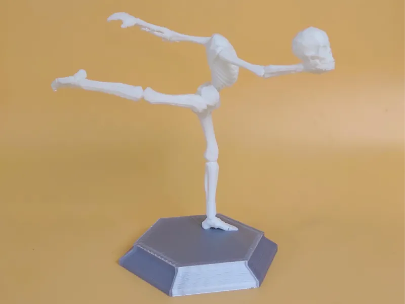 Gymnaste squelette sans tête en arabesque