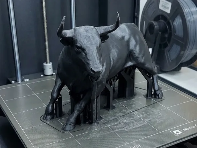 Toro bravo español embistiendo