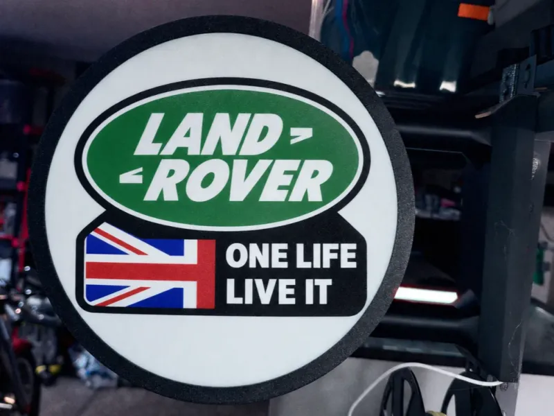 ระบบป้ายกล่องไฟ Land Rover One Life Live It