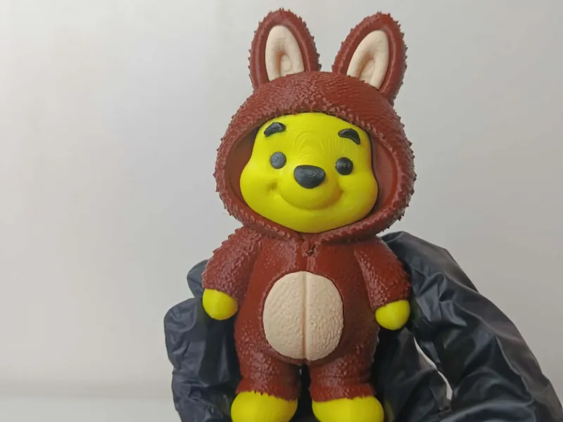 Labubu tarzı kıyafetler giyen Winnie the Pooh oyuncak ayısı; mul