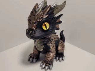 Bébé dragon avec œil en verre