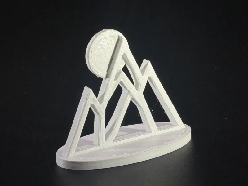 Bergmaan – Minimalistische Lijnkunstsculptuur