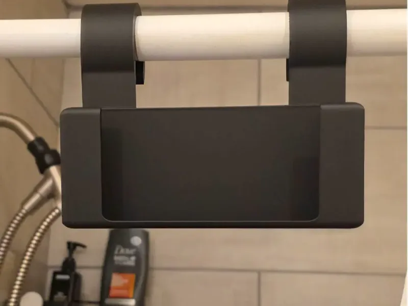 Galaxy Fold7 mit Hülle Dusch-Handyhalterung.