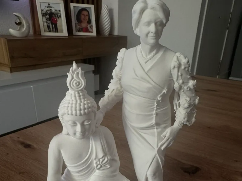 Dame mit Buddha