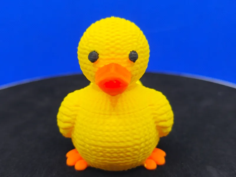 Pato de borracha amarelo tricotado