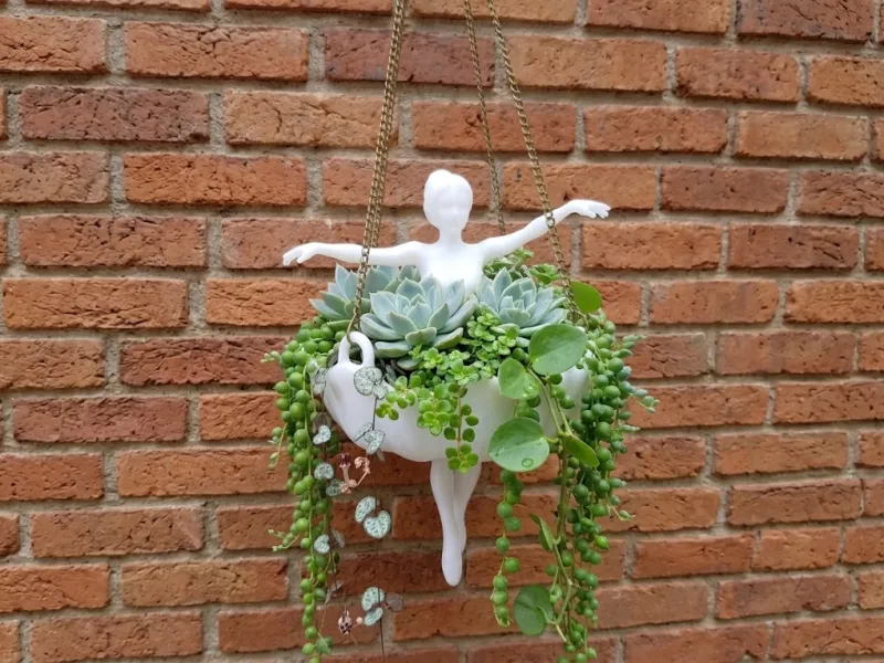 Jarrón de Pared Bailarina – Escultura Elegante y Funcional