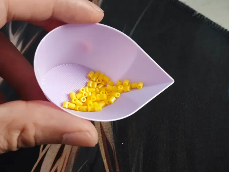 Recipiente Universal de Armazenamento e Dosagem para Tintas e Contas de Fusão