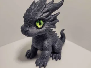 Bébé dragon avec œil en verre