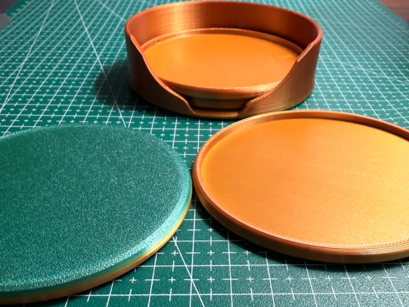Minimalistisches radiales Untersetzer-Set mit leicht zugänglichem Caddy