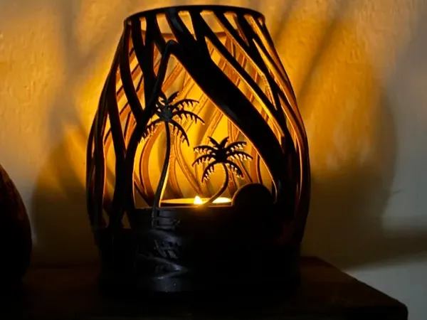 Luz de té con palmera de flujo costero