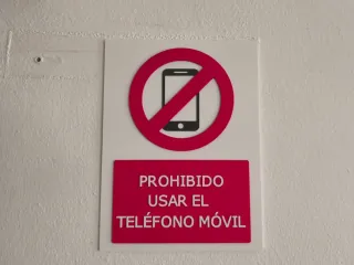Señal de prohibido usar el móvil