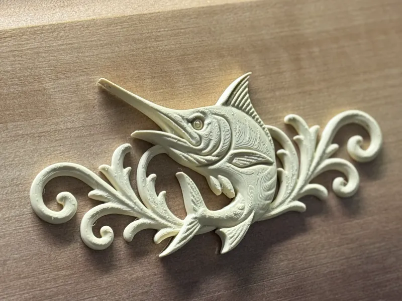 model de basorelief cu pește marlin, simbol animalier