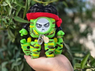 Rambo Moki tiene uniforme de soldado