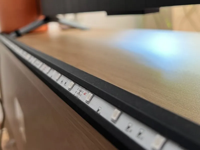 Suport modular cu canal pentru benzi LED de TV
