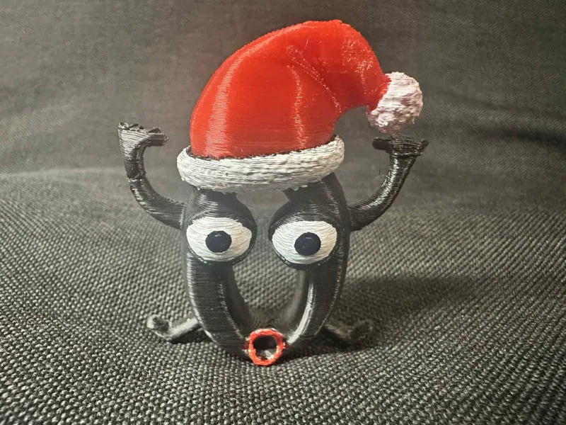 0 – サンタの帽子を被ったクリスマスナンバーゼロのフィギュア