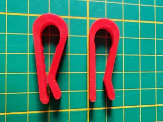 Securing clips for ratchet straps