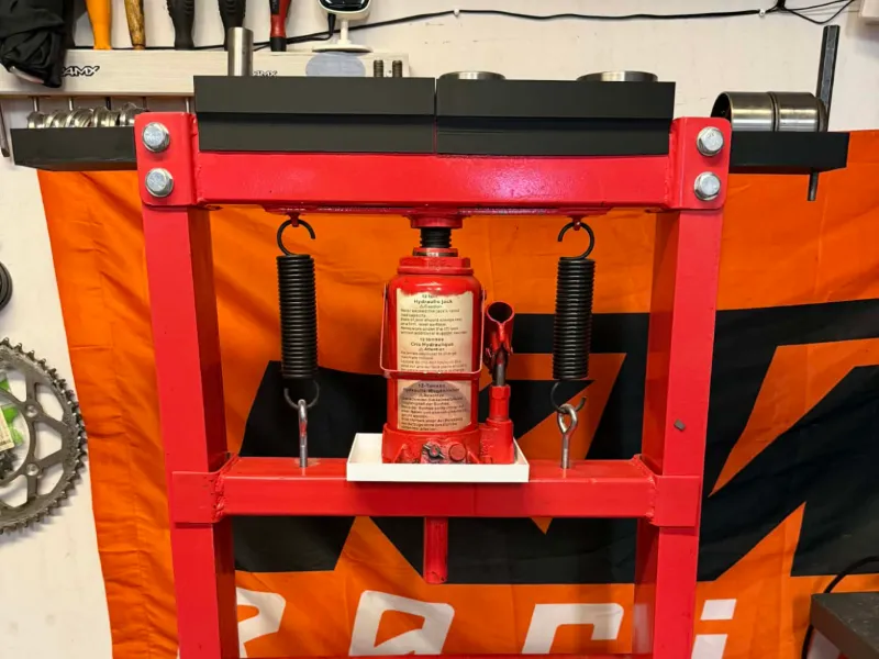 Stoccaggio per pressa idraulica da officina.