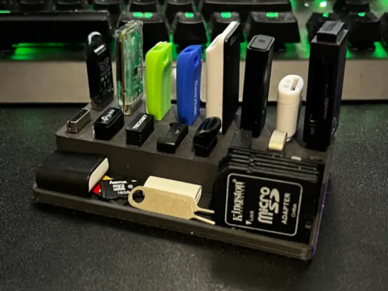 Небольшой держатель для USB-накопителей и SD-карт
