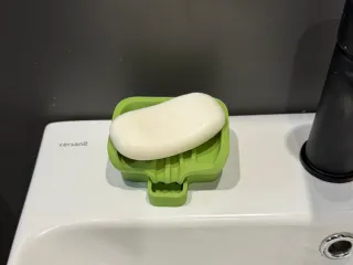 Self-draining soap dish