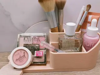 Make-up organizer