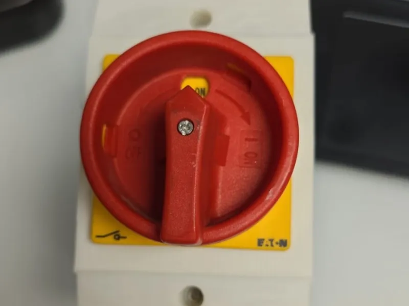 Mounting box for T0-2 three-phase disconnect switch