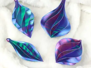 Twisted Christmas Tree Ornaments / Baubles in Vase Mode