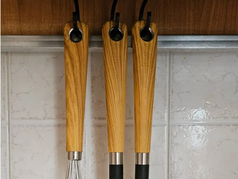 Hold ladles