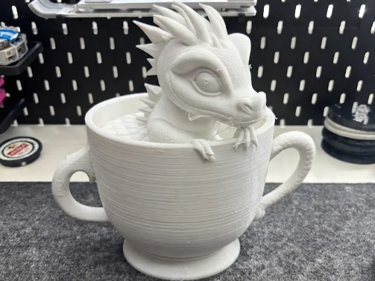 Dragão Chibi Abraça Sua Xícara 🌟☕️