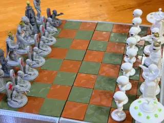 Aliens vs Zombies Chess game