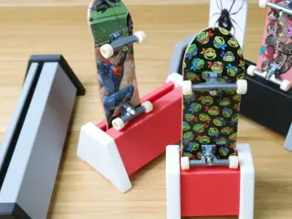 Fingerboard Extendable Display for Tech Decks