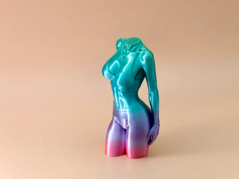 性感的瑜伽女生雕塑