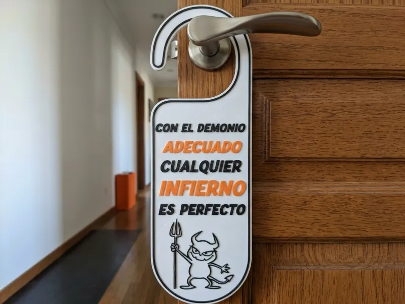 Colgador de Puerta – El Demonio Adecuado